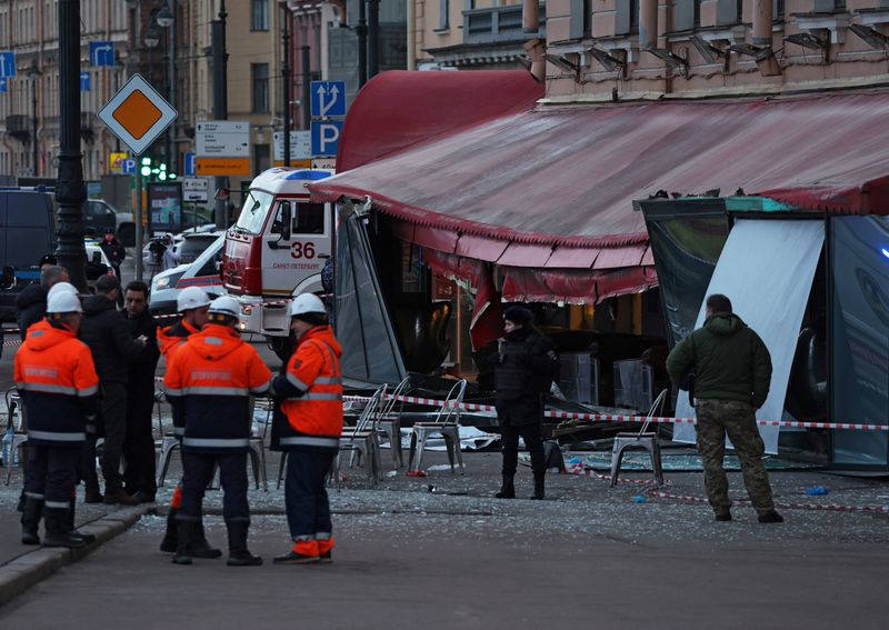 &copy; Reuters. Des enquêteurs et des membres des services d'urgence travaillent sur le site d'une explosion dans un café à Saint-Pétersbourg, en Russie. /Photo prise le 2 avril 2023/REUTERS/Anton Vaganov