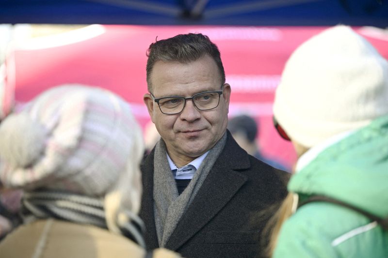 &copy; Reuters. FILE PHOTO: National Coalition Party chair Petteri Orpo talks with voters as he campaigns, ahead of Finnish parliamentary elections on Sunday April 2, in Vantaa, Finland, March 31, 2023. ANTTI AIMO-KOIVISTO/Lehtikuva/via REUTERS   