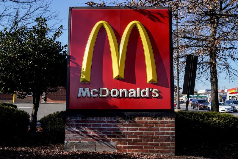 © Reuters. FILE PHOTO: The logo for McDonald's restaurant is seen as McDonald's Corp. reports fourth quarter earnings, in Arlington, Virginia, U.S., January 27, 2022.  REUTERS/Joshua Roberts/File Photo