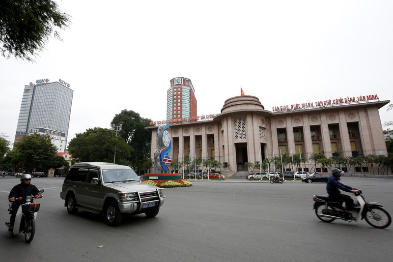 &copy; Reuters. 　ベトナム中央銀行は３月３１日、政策金利のリファイナンス金利を４月３日付で５０ベーシスポイント（ｂｐ）引き下げて５．５％にすると発表した。２０１７年１１月、ハノイで撮影（