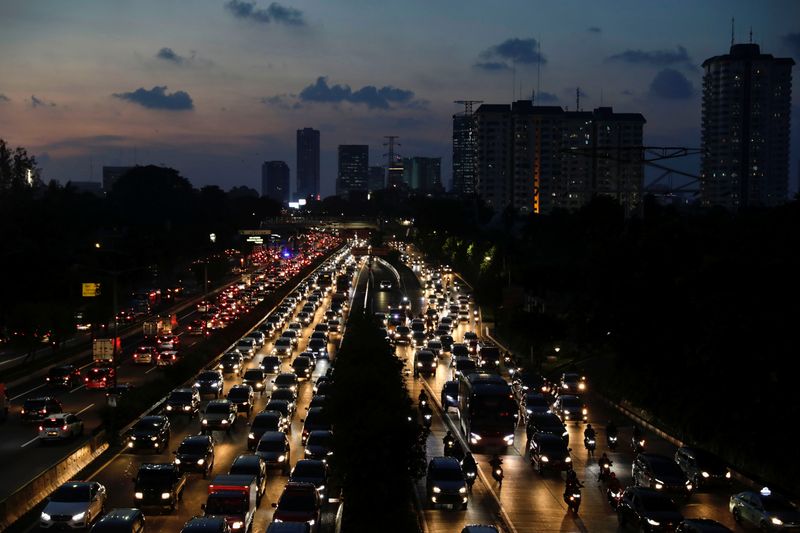 &copy; Reuters. FILE PHOTO: Vehicles are seen in traffic jam during afternoon rush hour in Jakarta, Indonesia, May 27, 2021. REUTERS/Willy Kurniawan