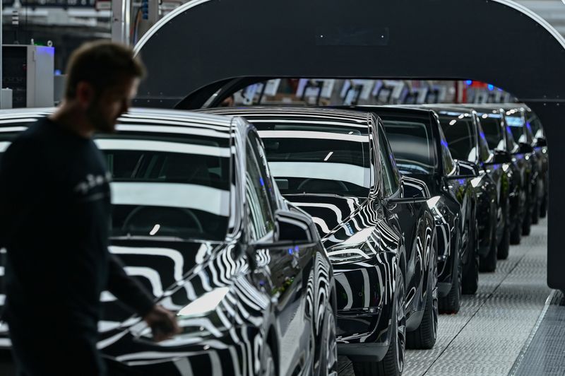 &copy; Reuters. Des voitures Tesla dans une usine à Gruenheide, en Allemagne. /Photo prise le 22 mars 2022/REUTERS/Patrick Pleul