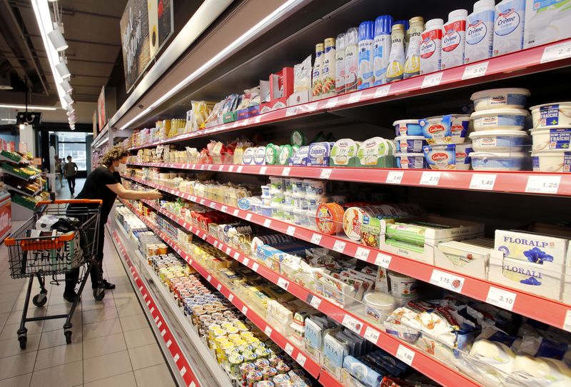 &copy; Reuters. FOTO DE ARCHIVO. Productos lácteos en estanterías refrigeradas en un supermercado del minorista suizo Denner, en Glattbrugg, Suiza