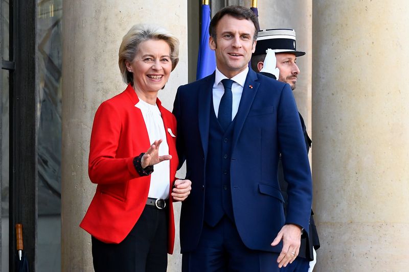 &copy; Reuters. الرئيس الفرنسي إيمانويل ماكرون و رئيسة المفوضية الأوروبية  أورسولا فون دير لاين في باريس بصورة من أرشيف رويترز.
