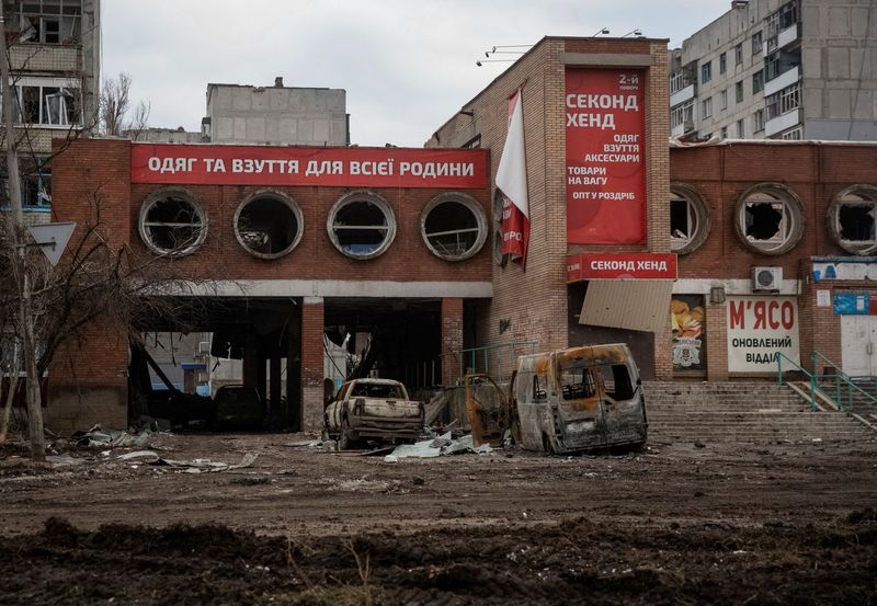 &copy; Reuters. Des bâtiments et véhicules endommagés à Bakhmut, Ukraine. /Photo prise le 3 mars 2023/REUTERS/Oleksandr Ratushniak