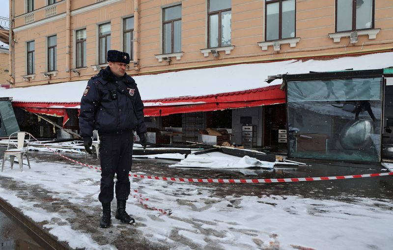 &copy; Reuters. Un policier sur les lieux de l'explosion meurtrier dans un café à Saint-Pétersbourg, en Russie. /Photo prise le 3 avril 2023/REUTERS/Anton Vaganov
