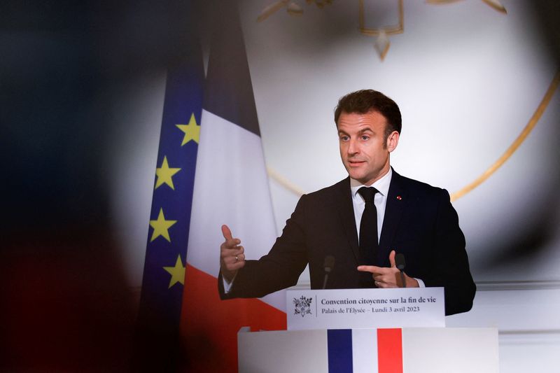 © Reuters. Le président français Emmanuel Macron s'exprime à l'Elysée. /Photo prise le 3 avril 2023/REUTERS/Aurélien Morissard