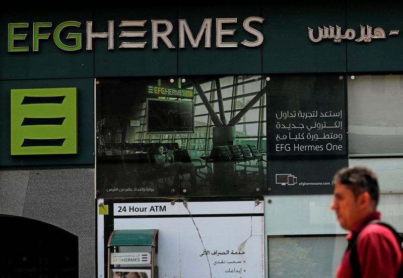 &copy; Reuters. رجل بجانب أحد فرع المجموعة المالية هيرميس في القاهرة في صورة من  أرشيف رويترز.