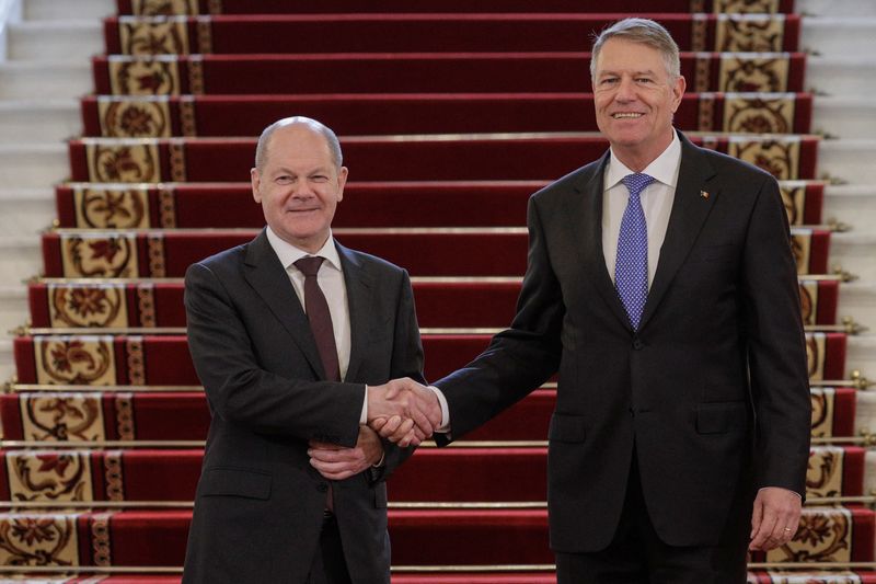 &copy; Reuters. Chanceler da Alemanha, Olaf Scholz, cumprimenta presidente da Romênia, Klaus Iohannis, durante visita a Bucareste
03/04/2023 Inquam Photos/George Calin via REUTERS 