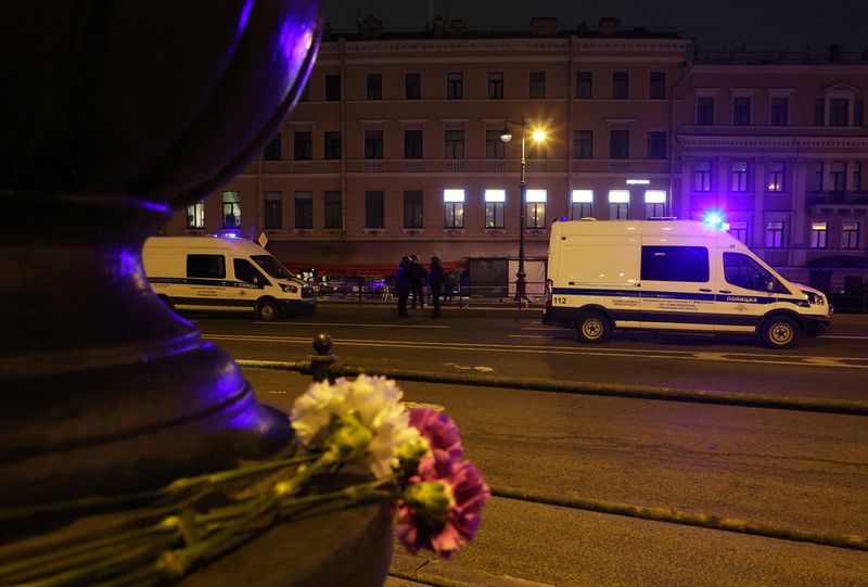 © Reuters. محققون في موقع انفجار بمقهى في مدينة سان بطرسبرج بروسيا يوم الأحد. تصوير: انطون فاجانوف -رويترز. 
