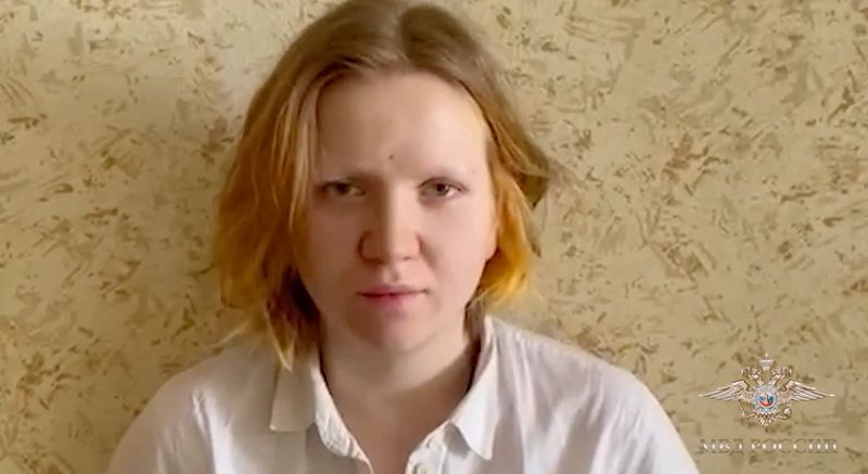 © Reuters. Darya Trepova, suspected of bringing explosives to the cafe where war blogger Vladlen Tatarsky (real name Maxim Fomin) was killed in an explosion the day before, speaks on camera during her arrest in Saint-Petersburg, Russia, in this still image taken from video released April 3, 2023. Russian Ministry of Internal Affairs/Handout via REUTERS 