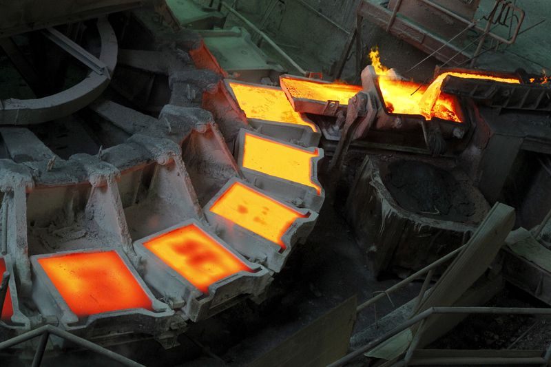 &copy; Reuters. FOTO DE ARCHIVO: Imagen del proceso de fabricación de cátodos en el interior de una planta de la fundición de cobre de Codelco Ventanas en la ciudad de Ventanas