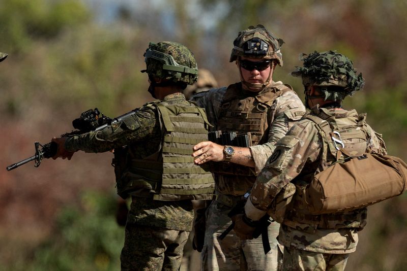 &copy; Reuters. FILE PHOTO: A U.S. soldier inspects the equipment of a Philippine soldier during a squad live fire exercise at the three-week joint military drills "Salaknib" in Fort Magsaysay, Nueva Ecija, Philippines, March 31, 2023. REUTERS/Eloisa Lopez