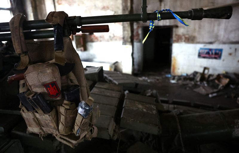 © Reuters. The body armour of a Ukrainian tank crew member is pictured on their damaged tank after returning from a mission at the frontline, amid Russia's attack on Ukraine in the region of Bakhmut, Ukraine, April 3, 2023.  REUTERS/Kai Pfaffenbach