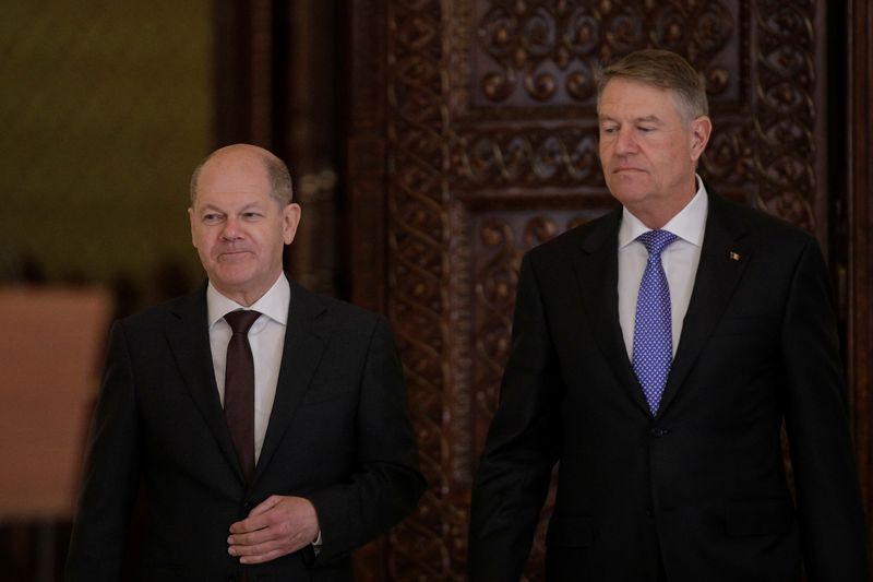 © Reuters. Romanian President Klaus Iohannis and German Chancellor Olaf Scholz attend a meeting, in Bucharest, Romania, April 3, 2023. Inquam Photos/George Calin via REUTERS 