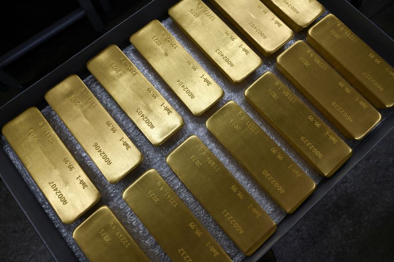 &copy; Reuters. FOTO DE ARCHIVO. Lingotes de oro puro al 99,99 por ciento se colocan en un taller en la planta de metales preciosos de Krastsvetmet en la ciudad siberiana de Krasnoyarsk, Rusia, el 31 de enero de 2023. REUTERS/Alexander Manzyuk