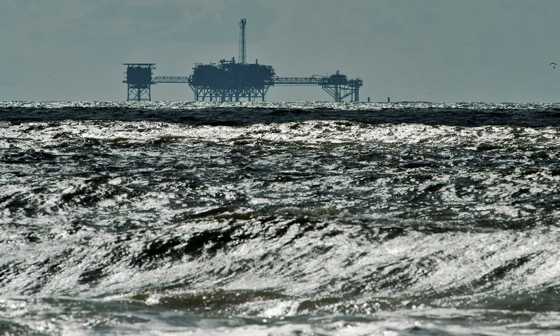&copy; Reuters. FOTO DE ARCHIVO: Una plataforma de perforación de petróleo y gas en alta mar cerca de Dauphin Island, Alabama, Estados Unidos. 5 de octubre, 2013. REUTERS/Steve Nesius/Archivo