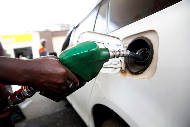 &copy; Reuters. FILE PHOTO:  An employee pumps fuel into a car at a Shell petrol station in Nairobi, Kenya, September 20, 2018. REUTERS/Baz Ratner