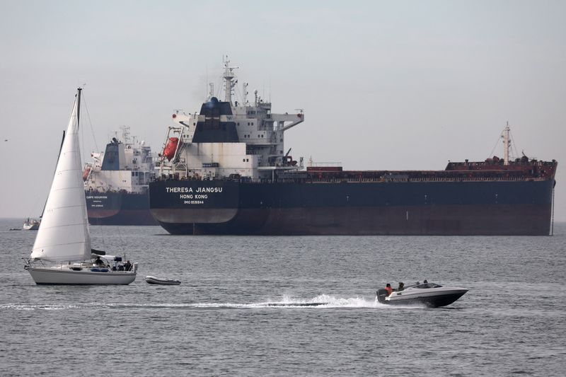 &copy; Reuters. FILE PHOTO: Boats pass container ships anchored in English Bay in Vancouver, British Columbia, Canada October 10, 2022. REUTERS/Chris Helgren