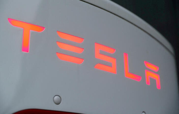 &copy; Reuters. Imagen de archivo el logo de Tesla es una estación de carga en Dietikon, Suiza. 21 octubre 2020. REUTERS/Arnd Wiegmann