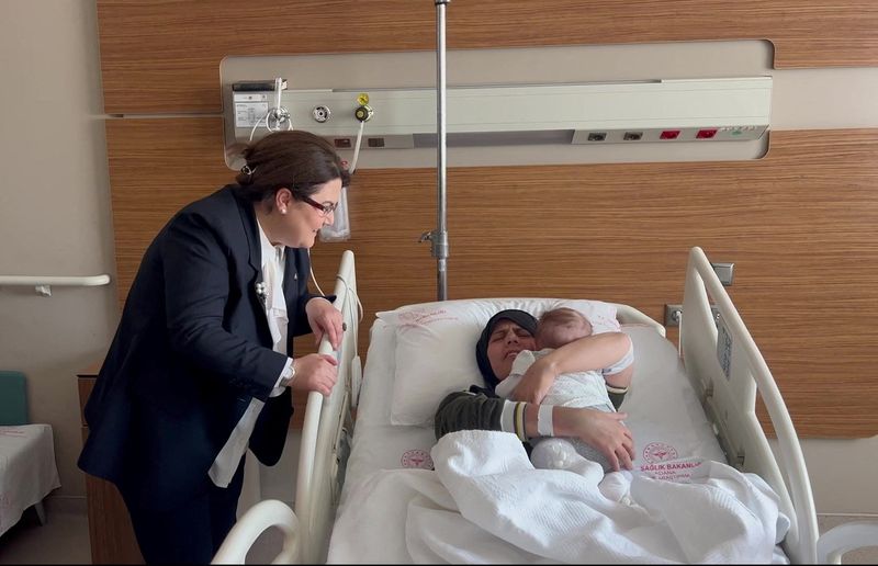&copy; Reuters. الطفلة فيتن مع والدتها في مستشفى في أضنة بتركيا في صورة بتاريخ 31 مارس اذار 2023. صورة من وزارة الأسرة والخدمات الاجتماعية محظور إعادة بيعها أو 