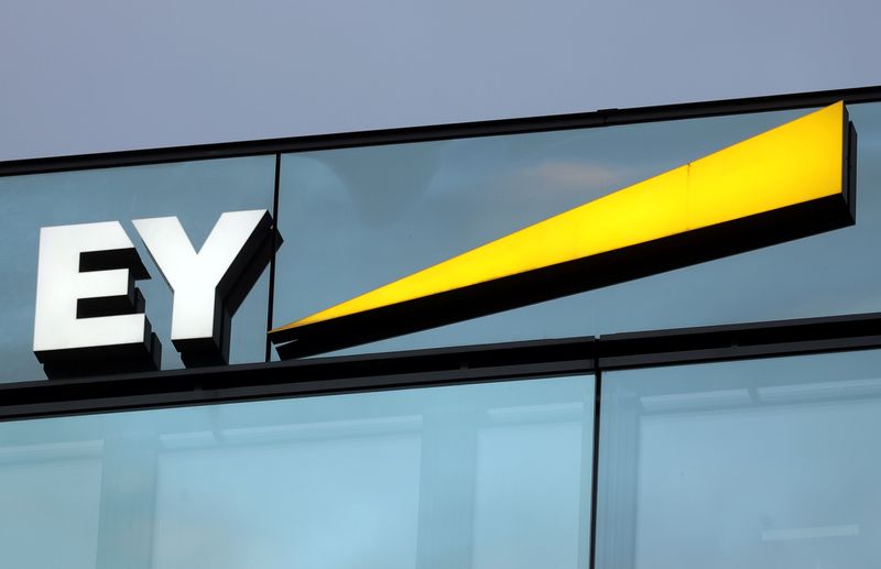 &copy; Reuters. Logo da Ernst & Young (EY) em Zurique, na Suíça 13/11/2020 REUTERS/Arnd Wiegmann