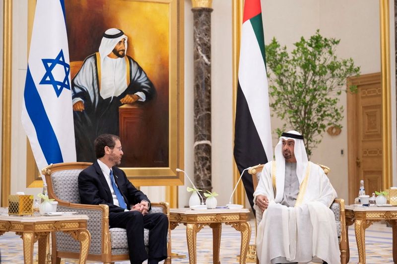 &copy; Reuters. FILE PHOTO: Israeli President Isaac Herzog meets with Abu Dhabi's Crown Prince Sheikh Mohammed bin Zayed al-Nahyan in Abu Dhabi, United Arab Emirates January 30, 2022. Mohamed Al Hammadi/Ministry of Presidential Affairs/WAM/Handout via REUTERS  