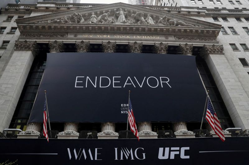 &copy; Reuters. FOTO DE ARCHIVO. El logo de Endeavor Group Holdings Inc. (EDR) cuelga de la Bolsa de Valores de Nueva York la mañana de su cotización pública en la NYSE de la ciudad de Nueva York, EEUU