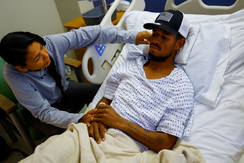 © Reuters. Eduard Caraballo, a Venezuelan migrant who was injured after a fire broke out last week at an immigration detention center in Ciudad Juarez, Mexico, is visited by his wife Viangly Infante at a hospital in El Paso, Texas, U.S., April 3, 2023. REUTERS/Jose Luis Gonzalez