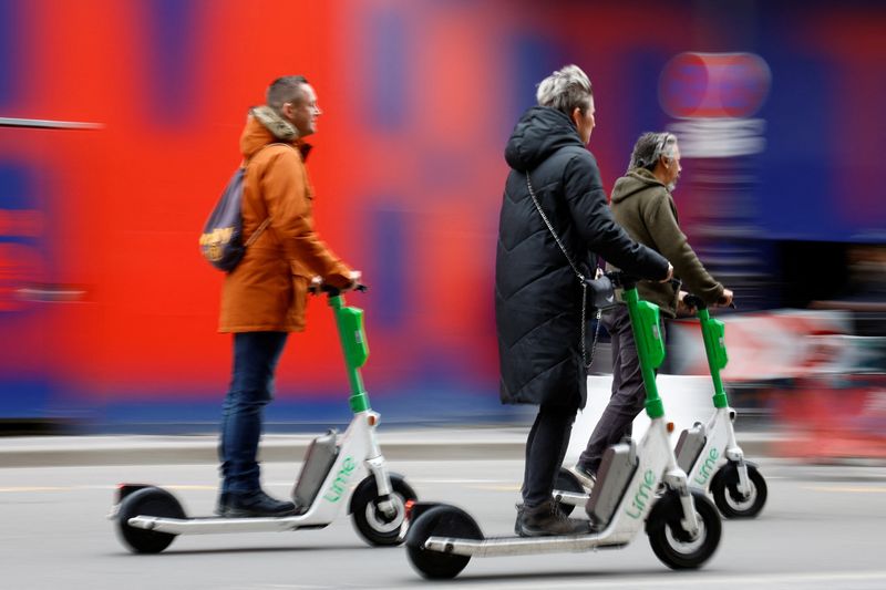 © Reuters. Pedestres utilizam patinetes elétricos em Paris
01/04/2023
REUTERS/Sarah Meyssonnier