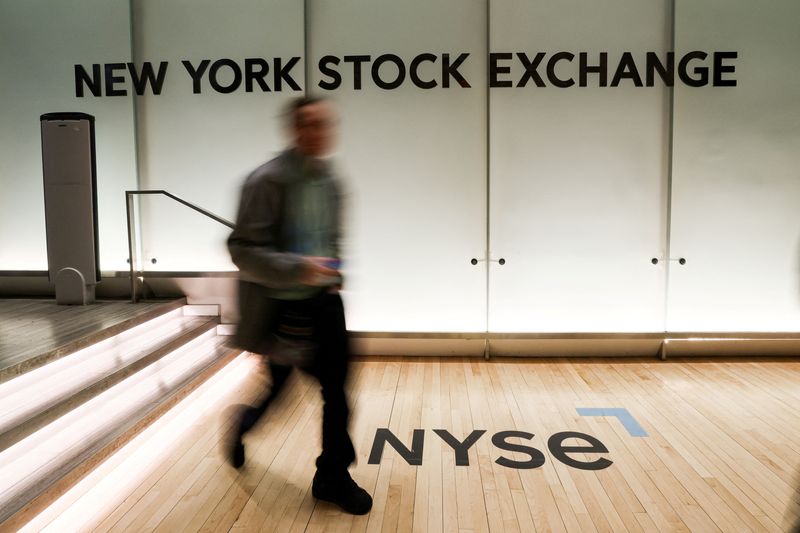 &copy; Reuters. Photo d'un trader qui marche sur le parquet de la Bourse de New York. /Photo prise le 23 mars 2023 à New York, États-Unis/REUTERS/Brendan McDermid