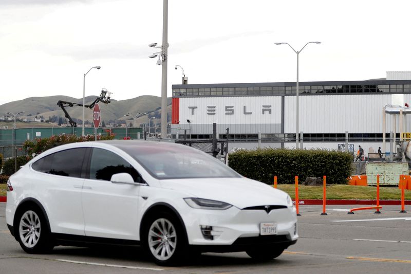 &copy; Reuters. FILE PHOTO: A Tesla vehicle drives past Tesla's primary vehicle factory in Fremont, California, U.S. May 11, 2020. REUTERS/Stephen Lam