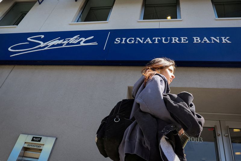 &copy; Reuters. FILE PHOTO: A woman walks past a Signature Bank location in Brooklyn, New York, U.S., March 20, 2023.  REUTERS/Brendan McDermid