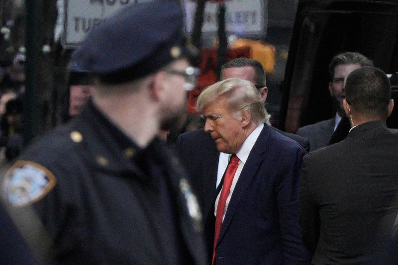 © Reuters. Former U.S. President Donald Trump arrives at Trump Tower, after his indictment by a Manhattan grand jury following a probe into hush money paid to porn star Stormy Daniels, in New York City, U.S April 3, 2023.  REUTERS/Jeenah Moon 