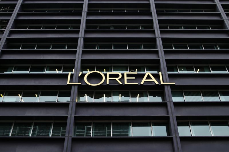 &copy; Reuters. The logo of French cosmetics group L'Oreal is seen on the company's building in Clichy, near Paris February 11, 2014. /Photo prise le 14 février à Paris/REUTERS/Benoit Tessier