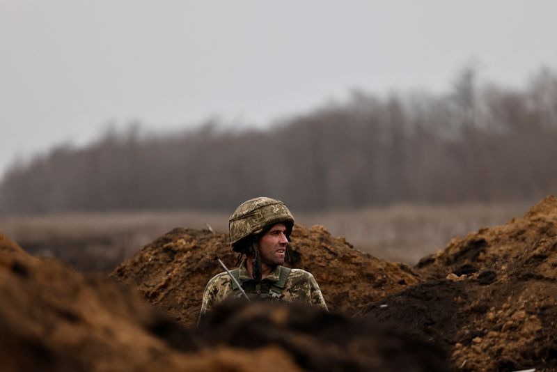 &copy; Reuters. 　４月４日、ウクライナ軍は、ロシア軍が夜間に発射したイラン製ドローン（無人機）１７機のうち１４機を破壊したと発表した。写真は周囲を見渡すウクライナ軍の兵士。ドネツィクで３