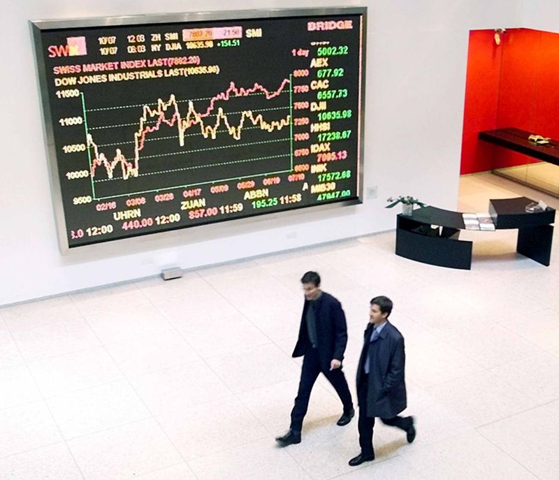 &copy; Reuters. Deux traders passent devant un écran géant à la bourse suisse. /Photo prise le 10 juillet 2010/REUTERS/SIB/HM