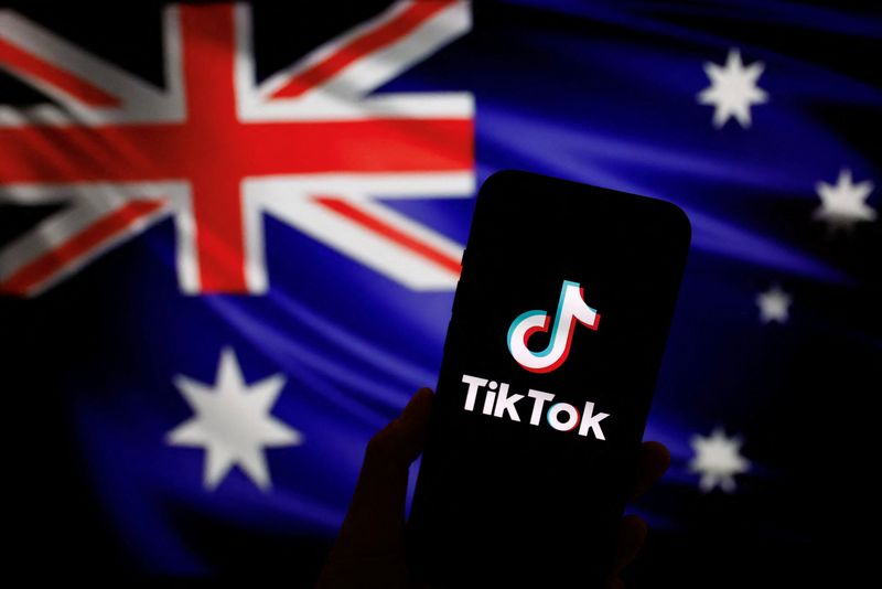 &copy; Reuters. Imagen de ilustración del logo de la aplicación de vídeo de propiedad china TikTok en un teléfono inteligente frente a una imagen de la bandera nacional australiana. 4 de abril de 2023. REUTERS/Tingshu Wang