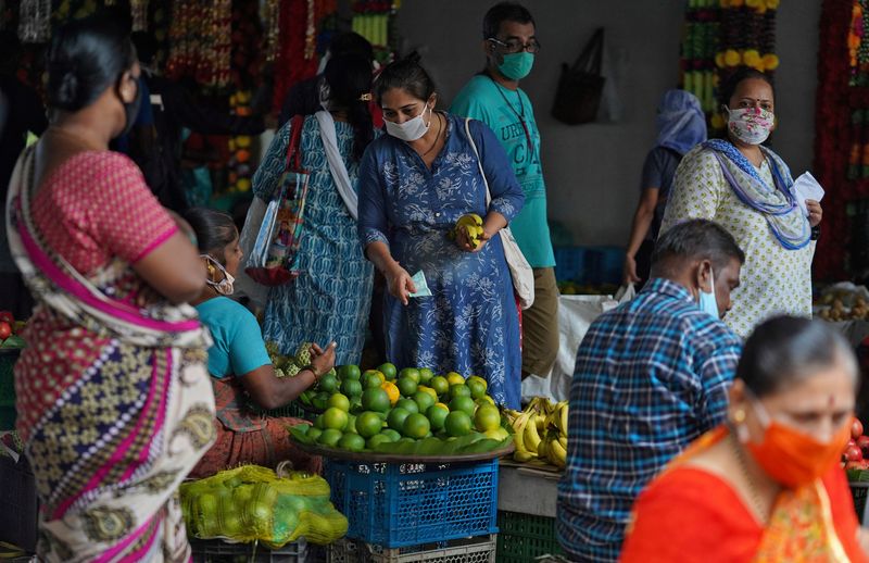 &copy; Reuters. 　４月４日、世界銀行はインドの今年度（２０２３年４月─２４年３月）の成長率見通しを６．６％から６．３％に引き下げた。写真は２０２０年８月、ムンバイで撮影（２０２３年　ロイ