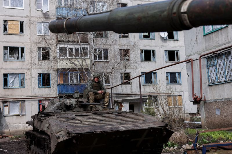 &copy; Reuters. جندي أوكراني يجلس فوق مركبة قتال مشاة بالقرب من مدينة باخموت شرقي أوكرانيا في الثاني من أبريل نيسان 2023. تصوير: فيوليتا سانتوس مورا – رويترز.