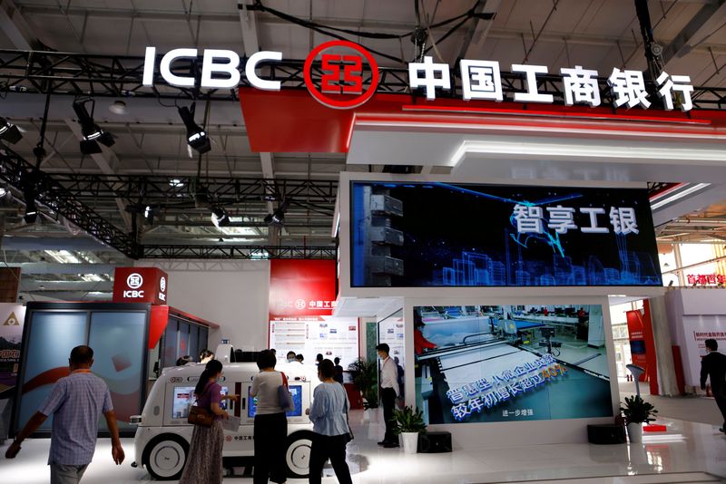 &copy; Reuters. FILE PHOTO: People visit the Industrial and Commercial Bank of China (ICBC) booth at the 2021 China International Fair for Trade in Services (CIFTIS) in Beijing, China September 3, 2021. REUTERS/Florence Lo