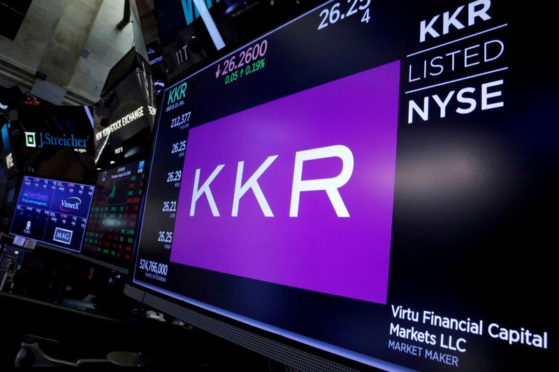 &copy; Reuters.   ４月４日、米プライベートエクイティ（ＰＥ）大手ＫＫＲは、欧州ＰＥファンドの募集を締め切り、８０億ドルが集まったと発表した。写真はニューヨーク証券取引所のスクリーンに表示