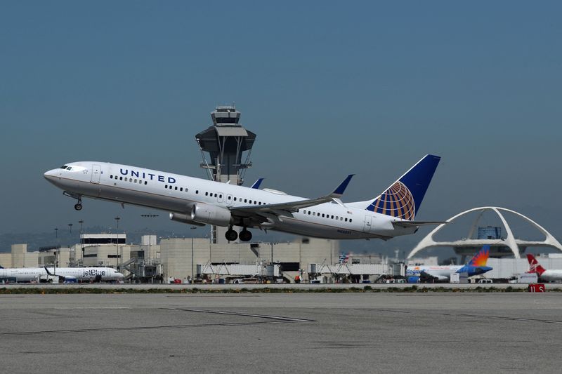 © Reuters. FILE PHOTO: A United Airlines Boeing 737-900ER plane takes off from Los Angeles International airport (LAX) in Los Angeles, California, U.S. March 28, 2018. REUTERS/Mike Blake