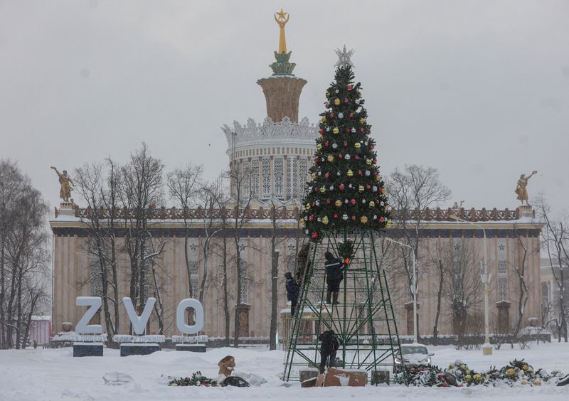 &copy; Reuters. FILE PHOTO: Workers install Christmas and New Year decorations next to "Z", "V" and "O" symbols in support of the Russian armed forces involved in the military conflict in Ukraine, during snowfall at the Exhibition of Achievements of National Economy (VDN