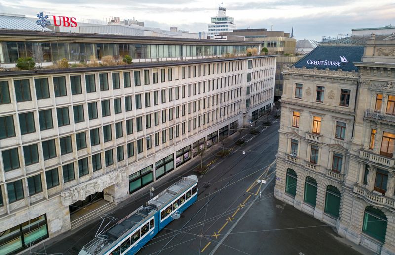 &copy; Reuters. Gli edifici delle banche svizzere Ubs e Credit Suisse sulla Paradeplatz di Zurigo, Svizzera, 20 marzo 2023. REUTERS/Denis Balibouse