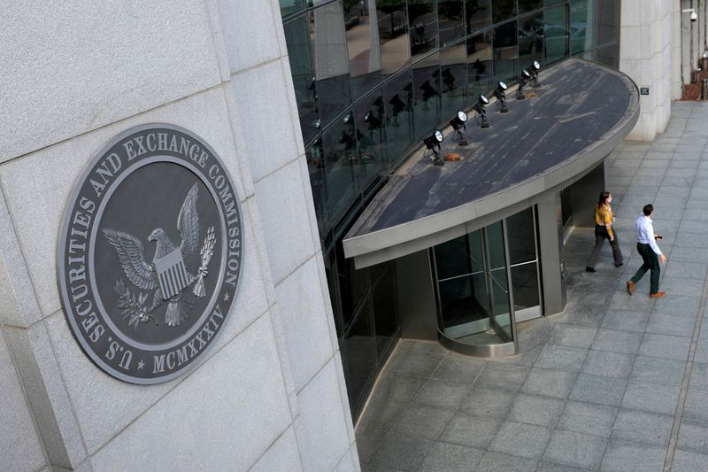 © Reuters. FILE PHOTO: People exit the headquarters of the U.S. Securities and Exchange Commission (SEC) in Washington, D.C., U.S., May 12, 2021. Picture taken May 12, 2021. REUTERS/Andrew Kelly/File Photo/File Photo