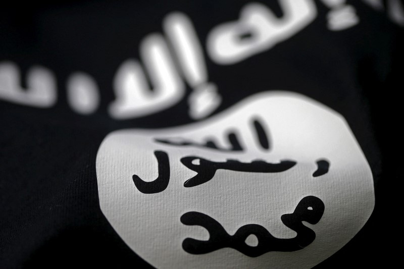 © Reuters. FILE PHOTO: An Islamic State flag is seen in a picture illustration. REUTERS/Dado Ruvic/Illustration