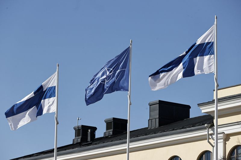 &copy; Reuters. Bandiere finlandesi e della Nato sventolano nel cortile del ministero degli Esteri, in vista dell'adesione della Finlandia alla Nato, a Helsinki, Finlandia, 4 aprile 2023. Lehtikuva/Antti Hamalainen via REUTERS