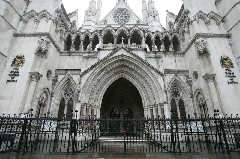 © Reuters. FILE PHOTO: The gates are closed infront of the main entrance of the High Court in London January 28, 2005. REUTERS/Russell Boyce