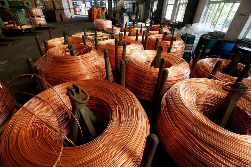 © Reuters. FOTO DE ARCHIVO: Varillas de cobre se ven en la fábrica de cables Truong Phu en el norte de la provincia de Hai Duong, en las afueras de Hanói, Vietnam, 11 de agosto de 2017. REUTERS/Kham